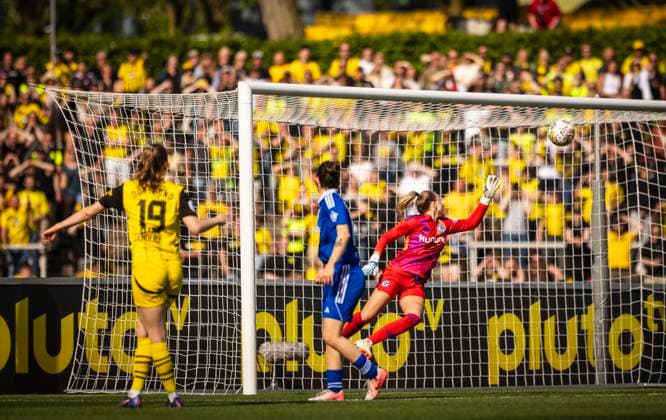 Dortmund, Germany 27th Apr 2025 Goal for 2 1 by Annika Enderle BVB against Julia Matuszek S04 Borussia Dortmund BVB Women I FC Schalke 04 27 04 2025