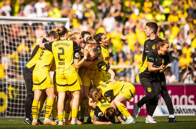 Dortmund, Germany 27th Apr 2025 Goal celebration around Annika Enderle BVB and Dana Celine Marquardt BVB Borussia Dortmund BVB Women I FC Schalke 04 27 04 2025
