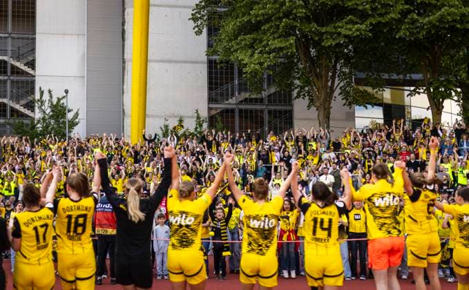 Dortmund, Germany 27th Apr 2025 BVB players celebrate with the fans Borussia Dortmund BVB Women I FC Schalke 04 27 04 2025