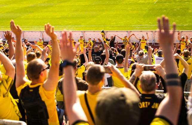 Dortmund, Germany 27th Apr 2025 BVB players celebrate with the fans Borussia Dortmund BVB Women I FC Schalke 04 27 04 2025