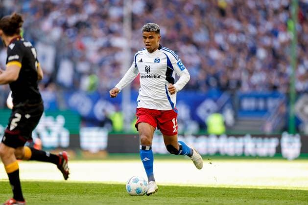 Hamburg, April 27, 2025 Football, 2 Bundesliga 2024 25, Hamburger SV Karlsruher SC Ransford Yeboah Königsdörffer Hamburger SV, 11 DFL REGULATIONS PROHIBIT ANY USE OF PHOTOGRAPHS AS IMAGE SEQUENCES AND OR QUASI VIDEO