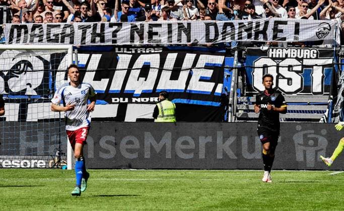 HSV fans on the north stand criticize the possible line-up of Felix Magath for the election of the president with banner campaign with the help of the picture presidium without club focus Kai Uwe Hesse as press spokesman Magath, no thanks Germany , Hamburg , Volksparkstadion , Football , 2 Bundesliga , Hamburger SV Karlsruher SC