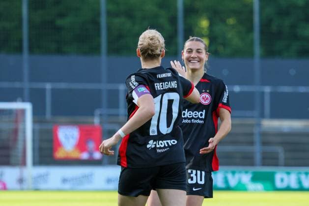Cologne, Germany 27 April 2025 1 BL Women 2024 2025 1 FC Köln vs Eintracht Frankfurt In the picture from left goal scorer Laura Freigang Eintracht Frankfurt makes the goal to 1 0 for Eintracht Frankfurt and cheers with Carlotta Wamser Eintracht Frankfurt DFB regulations prohibit any use of photographs as image sequences and or quasi video Rhein Energie Stadion Nordrhein Westfalen Copyright: xFotostandx xFantinix