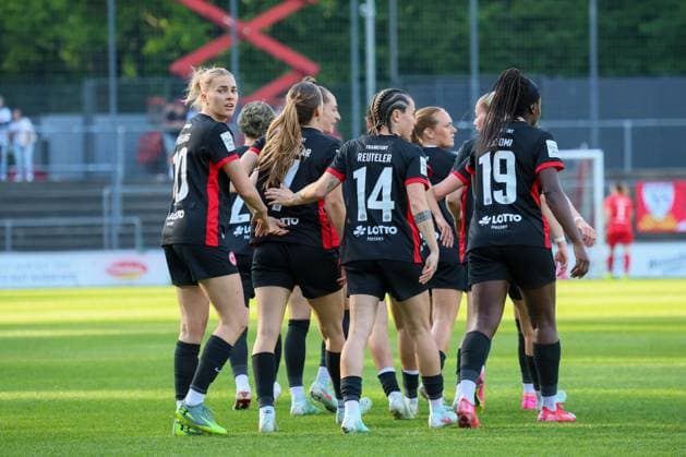 Cologne, Germany 27 April 2025 1 BL Women 2024 2025 1 FC Köln vs Eintracht Frankfurt In the picture from left goal scorer Laura Freigang Eintracht Frankfurt scores the goal to 1 0 for Eintracht Frankfurt and cheers with her teammates DFB regulations prohibit any use of photographs as image sequences and or quasi video Rhein Energie Stadion Nordrhein Westfalen Copyright: xFotostandx xFantinix