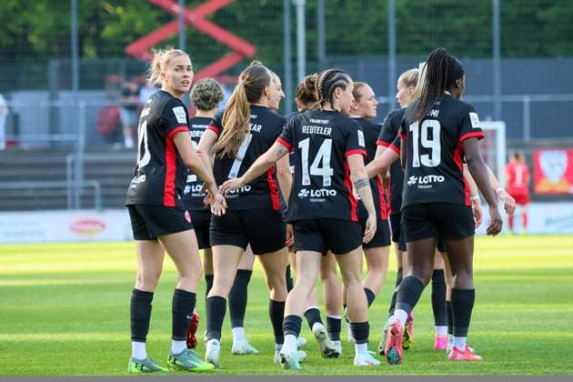 Cologne, Germany 27 April 2025 1 BL Women 2024 2025 1 FC Köln vs Eintracht Frankfurt In the picture from left goal scorer Laura Freigang Eintracht Frankfurt scores the goal to 1 0 for Eintracht Frankfurt and cheers with her teammates DFB regulations prohibit any use of photographs as image sequences and or quasi video Rhein Energie Stadion Nordrhein Westfalen Copyright: xFotostandx xFantinix
