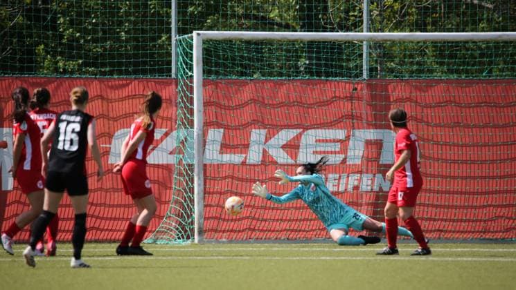 27 04 2025 xmgoodx Offenbach Football Regionalliga Süd Season 2024 2025 Women Kickers Offenbach vs Eintracht Frankfurt U19 Goalkeeper Da Hye Lee 29, OFC Women