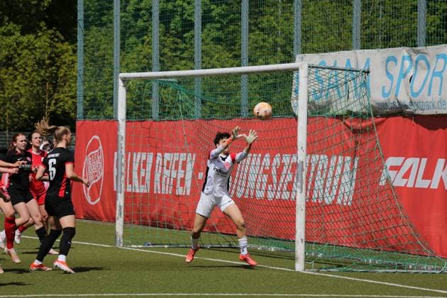 27 04 2025 xmgoodx Offenbach Soccer Regionalliga Süd Season 2024 2025 Women Kickers Offenbach vs Eintracht Frankfurt U19 Goalkeeper Sophia Gonzalez SGE U19