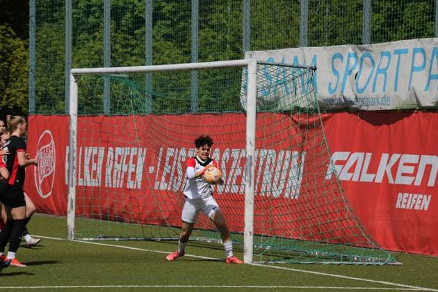 27 04 2025 xmgoodx Offenbach Soccer Regionalliga Süd Season 2024 2025 Women Kickers Offenbach vs Eintracht Frankfurt U19 Goalkeeper Sophia Gonzalez SGE U19