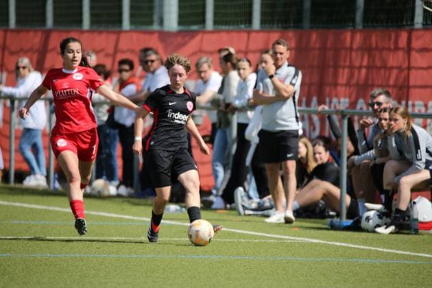 27 04 2025 xmgoodx Offenbach Football Regionalliga Süd Season 2024 2025 Women Kickers Offenbach vs Eintracht Frankfurt U19 Sari Kobayashi 19, OFC Women vs Goalkeeper Sophia Gonzalez and Anna Seifert SGEU19