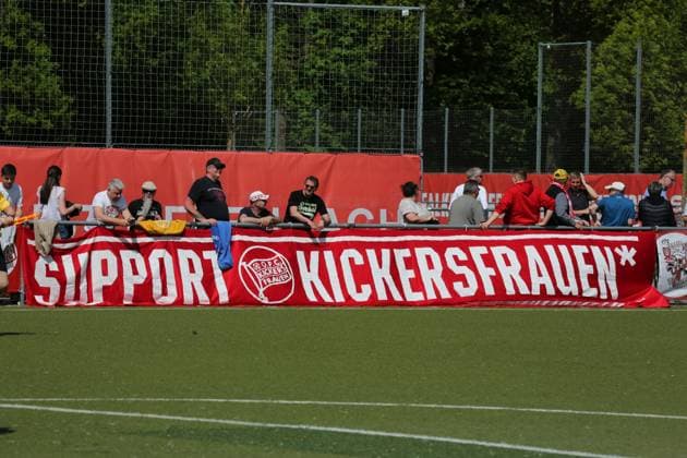 27 04 2025 xmgoodx Offenbach Football Regionalliga Süd Season 2024 2025 Women Kickers Offenbach vs Eintracht Frankfurt U19 the fans of the support of OFC Kickers Women