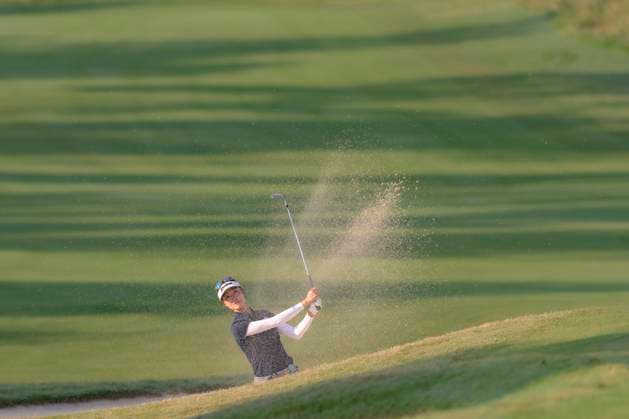April 27, 2025, The Woodlands, Texas, USA: GRACE KIM (AUS) hits out of the bunker on the 2nd hole during the final round of the 2025 Chevron Championship at The Club at Carlton Woods in The Woodlands, Texas, on Sunday, April 27, 2025. The Woodlands USA - ZUMAp213 20250427_znp_p213_018 Copyright: xLynnxPenningtonx