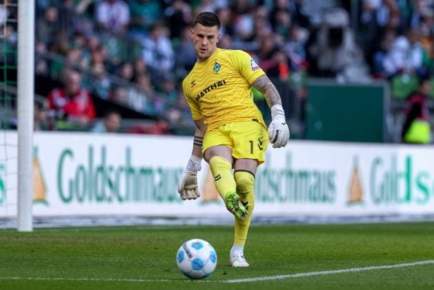 Michael Zetterer (Torhüter, Torwart, SV Werder Bremen, 1) am Ball, Freisteller, Einzelbild, Ganzkörper, Aktion, Action, Spielszene, DIE DFL-RICHTLINIEN UNTERSAGEN JEGLICHE NUTZUNG VON FOTOS ALS SEQUENZBILDER UND ODER VIDEOA?HNLICHE FOTOSTRECKEN. DFL REGULATIONS PROHIBIT ANY USE OF PHOTOGRAPHS AS IMAGE SEQUENCES AND OR QUASI-VIDEO., 27.04.2025, Bremen (Deutschland), Fussball, Bundesliga, SV Werder Bremen - FC St. Pauli *** Michael Zetterer goalkeeper, goalkeeper, SV Werder Bremen, 1 on the ball, cropped image, single image, full body, action, action, match scene, THE DFL GUIDELINES PROHIBIT ANY USE OF PHOTOGRAPHS AS IMAGE SEQUENCES AND OR QUASI VIDEO DFL REGULATIONS PROHIBIT ANY USE OF PHOTOGRAPHS AS IMAGE SEQUENCES AND OR QUASI VIDEO , 27 04 2025, Bremen Germany , Football, Bundesliga, SV Werder Bremen FC St Pauli xobx