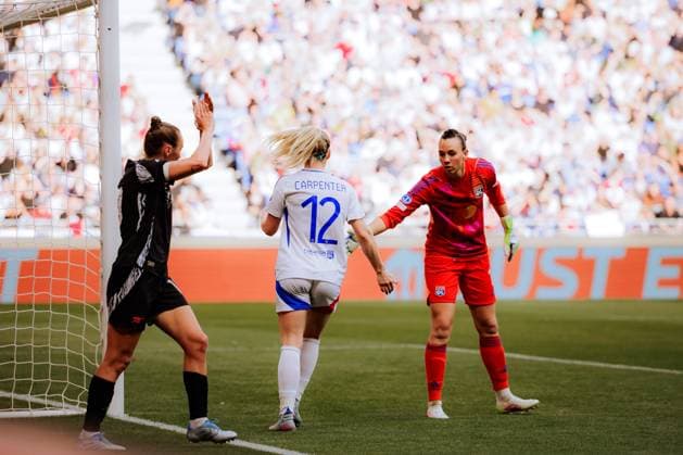 Lyon, France Goalkeeper Christiane Endler (1 Olympique Lyonnais) Ellie Carpenter (12 Olympique Lyonnais) in action during the UEFA Womens Champions League semi-final game between Olympique Lyonnais and Arsenal FC at Groupama Stadium in Lyon, France. (Pauline Figuet SPP) Copyright: xPaulinexFiguetx xSPPx spp-en-PaFiSp-PF_OLARS3005