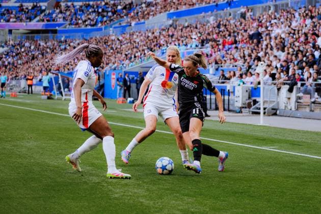 Lyon, France Katie McCabe (11 Arsenal) and Kadidiatou Diani (11 Olympique Lyonnais) in action during the UEFA Womens Champions League semi-final game between Olympique Lyonnais and Arsenal FC at Groupama Stadium in Lyon, France. (Pauline Figuet SPP) Copyright: xPaulinexFiguetx xSPPx spp-en-PaFiSp-PF_OLARS3014