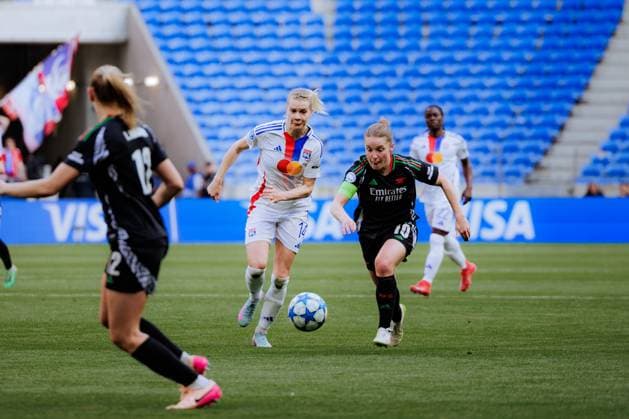 Lyon, France Ada Hegerberg (14 Olympique Lyonnais) and Kim Little (10 Arsenal) in action during the UEFA Womens Champions League semi-final game between Olympique Lyonnais and Arsenal FC at Groupama Stadium in Lyon, France. (Pauline Figuet SPP) Copyright: xPaulinexFiguetx xSPPx spp-en-PaFiSp-PF_OLARS3019