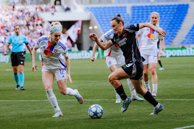 Lyon, France Caitlin Foord (19 Arsenal) and Ellie Carpenter (12 Olympique Lyonnais) in action during the UEFA Womens Champions League semi-final game between Olympique Lyonnais and Arsenal FC at Groupama Stadium in Lyon, France. (Pauline Figuet SPP) Copyright: xPaulinexFiguetx xSPPx spp-en-PaFiSp-PF_OLARS3020