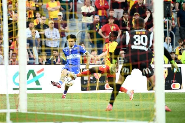 RC Lens v AJ Auxerre - Ligue 1 McDonalds 2024 2025 23 Ki-Jana HOEVER (aja) during the Ligue 1 McDonalds match between Lens and Auxerre at Stade Bollaert-Delelis on April 27, 2025 in Lens, France. Lens France  Copyright: xFEPx 776313134