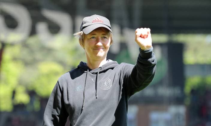Trainer Ailien Poese Action Upper Body Sport Football Soccer 2 Bundesliga Women Women Season 2024 2025 27 04 2025 1 FC Union Berlin vs Borussia Mönchengladbach BMG DFL regulations prohibit any use of photographs as image sequences and or quasi video