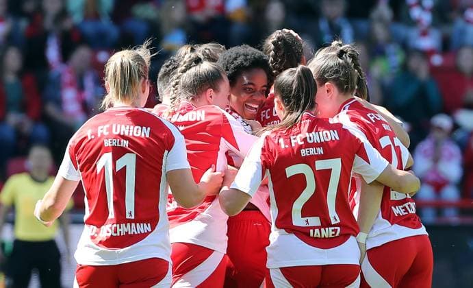 Anna Weiss cheers after 1 0 with Dina Orschmann, Lisa Heiseler, Naika Reissner, Korina Janez Joy Emotion Jubilation Sport Football Soccer 2 Bundesliga Women Season 2024 2025 27 04 2025 1 FC Union Berlin vs Borussia Mönchengladbach BMG DFL regulations prohibit any use of photographs as image sequences and or quasi video
