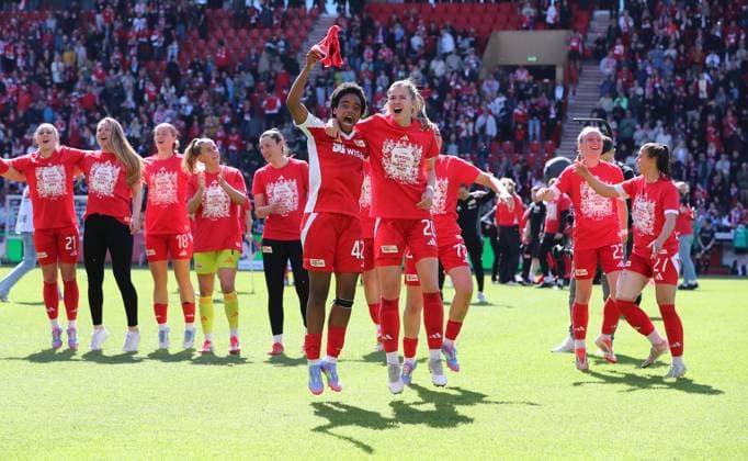 Naika Reissner, Nele Bauereisen, Union womens team promoted to 1 Bundesliga Jubel Emotion Freude Aufsteiger aufgestiegen Sport Fußball Fußball 2 Bundesliga Damen Saison 2024 2025 27 04 2025 1 FC Union Berlin vs Borussia Mönchengladbach BMG DFL regulations prohibit any use of photographs as image sequences and or quasi video