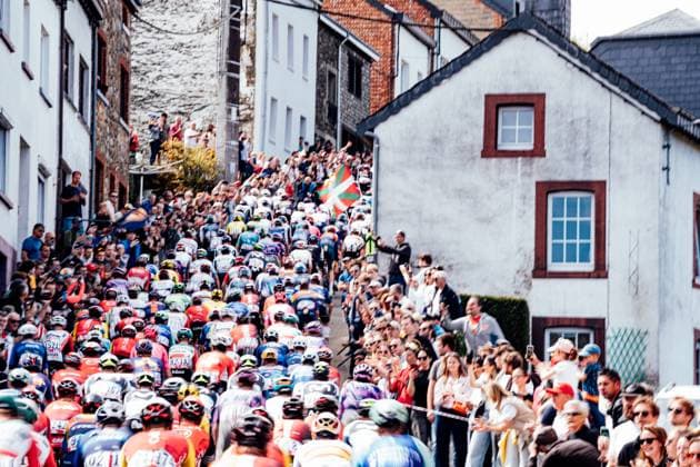 2025 Liege-Bastogne-Liege Picture by Zac Williams SWpix.com - 27 04 2025 - Cycling - 2025 Liege-Bastogne-Liege, Belgium - The peloton ride through the houses at Houffalize. Copyright: x xSWpix.comx(t axPhotographyxHubxLtd)xZacxWilliams SWpix.comx SWP-2645