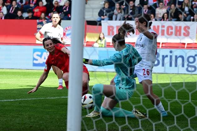 Womens soccer goal kick by HANSEN Tuva is held by BORGGRÄFE Rafaela and Alicia Sophie Gudorf during the Google Pixel Womens Soccer Bundesliga match between FC Bayern Munich and SC Freiburg on 27 04 2025, Germany, Bayern Munich FC Bayern Campus Bayern Germany
