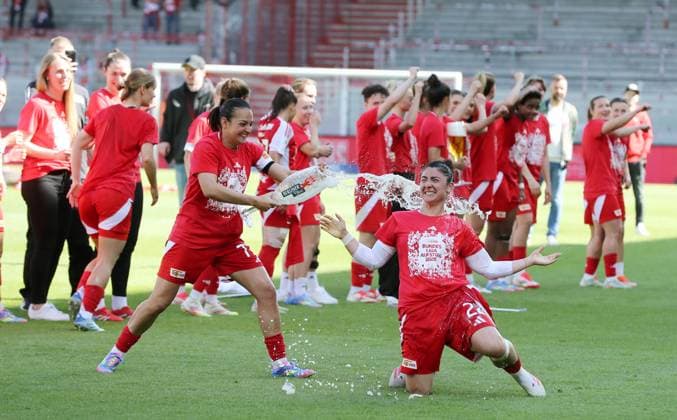 Athanasia Moraitou with beer glass, Eleni Markou gets beer shower, Union womens team promoted to 1 Bundesliga Jubel Emotion Freude Aufsteiger aufgestiegen Sport Fußball Fußball 2 Bundesliga Damen Frauen Saison 2024 2025 27 04 2025 1 FC Union Berlin vs Borussia Mönchengladbach BMG DFL regulations prohibit any use of photographs as image sequences and or quasi video