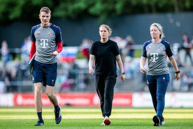 Google Pixel Frauen Bundesliga, 1 FC Köln Eintracht Frankfurt 27 04 2025 Noah Eberhardt Co Trainer 1 FC Köln , Britta Carlson Trainerin 1 FC Köln , Jaqueline Dünker Co Trainerin 1 FC Köln Google Pixel Frauen Bundesliga, 1 FC Köln Eintracht Frankfurt, Köln, Franz Kremer Stadion am 27 04 2025 DFB REGULATIONS PROHIBIT ANY USE OF PHOTOGRAPHS AS IMAGE SEQUENCES AND OR QUASI VIDEO Copyright: xBEAUTIFULxSPORTS Wunderlx
