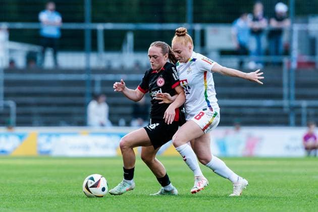 Google Pixel Frauen Bundesliga, 1 FC Köln Eintracht Frankfurt 27 04 2025 Zweikampf Lisanne Gräwe Eintracht Frankfurt, 8 , Laura Vogt 1 FC Köln, 8 Google Pixel Frauen Bundesliga, 1 FC Köln Eintracht Frankfurt, Köln, Franz Kremer Stadion am 27 04 2025 DFB REGULATIONS PROHIBIT ANY USE OF PHOTOGRAPHS AS IMAGE SEQUENCES AND OR QUASI VIDEO Copyright: xBEAUTIFULxSPORTS Wunderlx