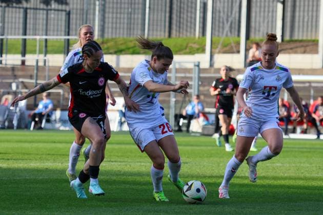 Cologne, Germany 27 April 2025 1 BL Women 2024 2025 1 FC Köln vs Eintracht Frankfurt In the picture from left in duel Geraldine Reuteler Eintracht Frankfurt , Martyna Wiankowksa 1 FC Köln and Laura Vogt 1 FC Köln DFB regulations prohibit any use of photographs as image sequences and or quasi video Rhein Energie Stadion Nordrhein Westfalen Copyright: xFotostandx xFantinix
