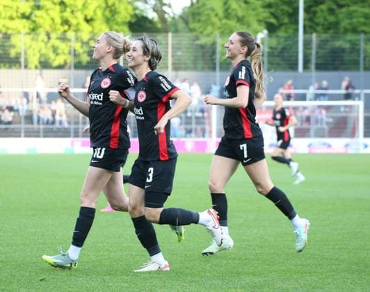 27 04 2025, xgrfx, Soccer Google Pixel Women Bundesliga, 1 FC Köln Eintracht Frankfurt v l Tor, Laura Freigang Eintracht Frankfurt DFL DFB REGULATIONS PROHIBIT ANY USE OF PHOTOGRAPHS as IMAGE SEQUENCES and or QUASI VIDEO Köln