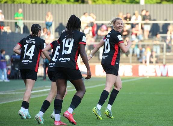 27 04 2025, xgrfx, Soccer Google Pixel Women Bundesliga, 1 FC Köln Eintracht Frankfurt v l Tor, Laura Freigang Eintracht Frankfurt DFL DFB REGULATIONS PROHIBIT ANY USE OF PHOTOGRAPHS as IMAGE SEQUENCES and or QUASI VIDEO Köln