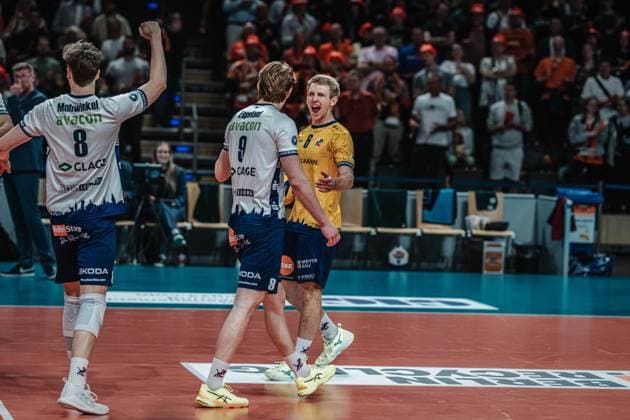 Volleyball Men Season 2024 2025 Volleyball Bundesliga Playoff Final Game 1 BR Volleys vs SVG Lüneburg 27 04 2025 The SVG Lüneburg team cheers with Gage Thomas Worsley 6 SVG Lüneburg Berlin Max Schmeling Halle Berlin Germany