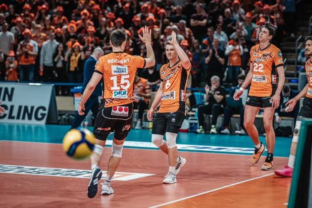Volleyball Men Season 2024 2025 Volleyball Bundesliga Playoff Final Game 1 BR Volleys vs SVG Lüneburg 27 04 2025 The BERLIN RECYCLING Volleys team cheers Berlin Max Schmeling Halle Berlin Germany