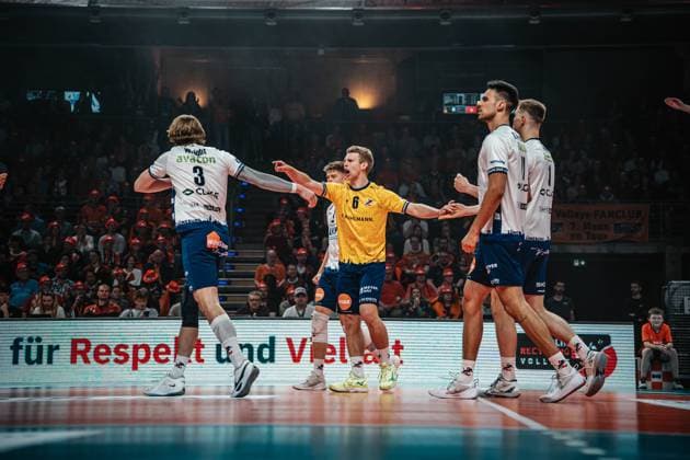Volleyball Men Season 2024 2025 Volleyball Bundesliga Playoff Final Game 1 BR Volleys vs SVG Lüneburg 27 04 2025 The SVG Lüneburg team cheers Berlin Max Schmeling Halle Berlin Germany