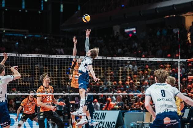 Volleyball Men Season 2024 2025 Volleyball Bundesliga Playoff Final Game 1 BR Volleys vs SVG Lüneburg 27 04 2025 Michael Patrick Wright 3 SVG Lüneburg plays the ball one-handed to Berlin Max Schmeling Halle Berlin Germany