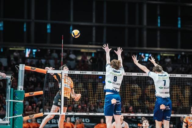 Volleyball Men Season 2024 2025 Volleyball Bundesliga Playoff Final Game 1 BR Volleys vs SVG Lüneburg 27 04 2025 Jake Hanes 22 BERLIN RECYCLING Volleys against the block of Oskar Alve Espeland 9 SVG Lüneburg and Joscha Kunstmann 7 SVG Lüneburg Berlin Max Schmeling Halle Berlin Germany