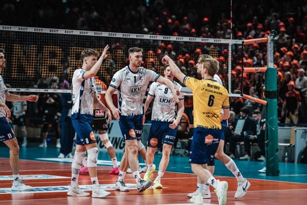 Volleyball Men Season 2024 2025 Volleyball Bundesliga Playoff Final Game 1 BR Volleys vs SVG Lüneburg 27 04 2025 The SVG Lüneburg team cheers Berlin Max Schmeling Halle Berlin Germany