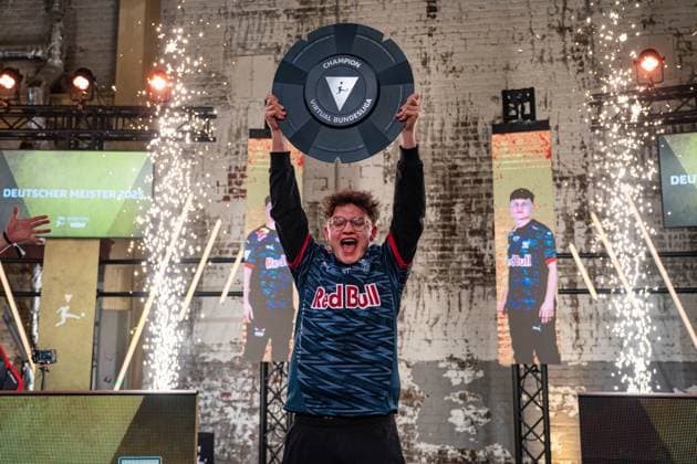 Bilder des Jahres 2025, Sport 04 April Sport Themen der Woche KW17 Sport Bilder des Tages VBL Grand Final by WOW, 27.04.2025 Levy Finn Rieck (RBLZ_levyfinn , RB Leipzig) mit der Meisterschale ;VBL Grand Final by WOW, 27.04.2025,Köln,Deutschland *** VBL Grand Final by WOW, 27 04 2025 Levy Finn Rieck RBLZ levyfinn , RB Leipzig with the championship trophy VBL Grand Final by WOW, 27 04 2025,Cologne,Germany Copyright: xBEAUTIFULxSPORTS Henrichsx