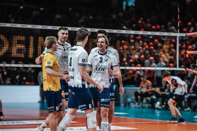 Volleyball Men Season 2024 2025 Volleyball Bundesliga Playoff Final Game 1 BR Volleys vs SVG Lüneburg 27 04 2025 The SVG Lüneburg team cheers Berlin Max Schmeling Halle Berlin Germany
