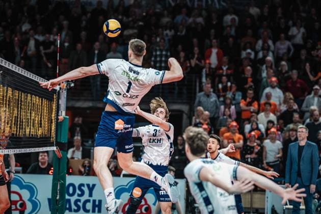 Volleyball Men Season 2024 2025 Volleyball Bundesliga Playoff Final Game 1 BR Volleys vs SVG Lüneburg 27 04 2025 Michael Patrick Wright 3 SVG Lüneburg plays the ball to Simon Torwie 1 SVG Lüneburg Berlin Max Schmeling Halle Berlin Germany