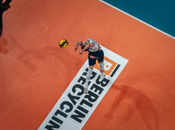 Volleyball Men Season 2024 2025 Volleyball Bundesliga Playoff Final Game 1 BR Volleys vs SVG Lüneburg 27 04 2025 Theo Mohwinkel 8 SVG Lüneburg dredges the ball overhead Berlin Max Schmeling Halle Berlin Germany