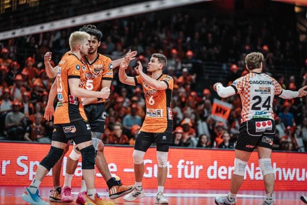 Volleyball Men Season 2024 2025 Volleyball Bundesliga Playoff Final Game 1 BR Volleys vs SVG Lüneburg 27 04 2025 The BERLIN RECYCLING Volleys team cheers Berlin Max Schmeling Halle Berlin Germany