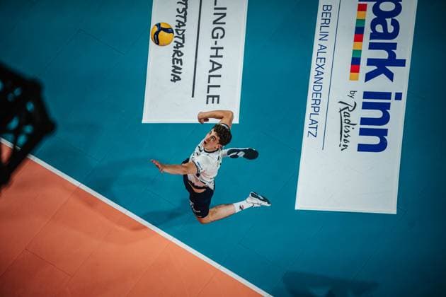 Volleyball Men Season 2024 2025 Volleyball Bundesliga Playoff Final Game 1 BR Volleys vs SVG Lüneburg 27 04 2025 Joscha Kunstmann 7 SVG Lüneburg serving Berlin Max Schmeling Halle Berlin Germany