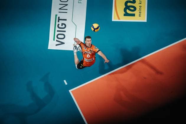 Volleyball Men Season 2024 2025 Volleyball Bundesliga Playoff Final Game 1 BR Volleys vs SVG Lüneburg 27 04 2025 Johannes Tille 6 BERLIN RECYCLING Volleys serving Berlin Max Schmeling Halle Berlin Germany