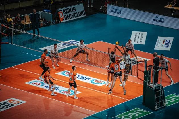 Volleyball Men Season 2024 2025 Volleyball Bundesliga Playoff Final Game 1 BR Volleys vs SVG Lüneburg 27 04 2025 Jake Hanes 22 BERLIN RECYCLING Volleys against the block of Joscha Kunstmann 7 SVG Lüneburg and Xander Wolf Wassenaar Ketrzynski 11 SVG Lüneburg Berlin Max Schmeling Halle Berlin Germany