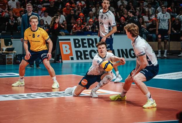 Volleyball Men Season 2024 2025 Volleyball Bundesliga Playoff Final Game 1 BR Volleys vs SVG Lüneburg 27 04 2025 Theo Mohwinkel 8 SVG Lüneburg with mistake in the reception Berlin Max Schmeling Halle Berlin Germany