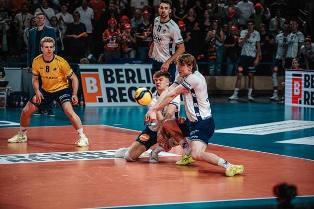 Volleyball Men Season 2024 2025 Volleyball Bundesliga Playoff Final Game 1 BR Volleys vs SVG Lüneburg 27 04 2025 Theo Mohwinkel 8 SVG Lüneburg and Oskar Alve Espeland 9 SVG Lüneburg at the joint acceptance Berlin Max Schmeling Halle Berlin Germany