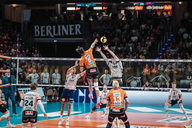 Volleyball Men Season 2024 2025 Volleyball Bundesliga Playoff Final Game 1 BR Volleys vs SVG Lüneburg 27 04 2025 Nehemiah Mote 5 BERLIN RECYCLING Volleys against the block of Simon Torwie 1 SVG Lüneburg Berlin Max Schmeling Halle Berlin Germany