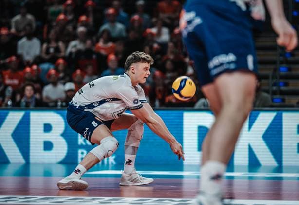 Volleyball Men Season 2024 2025 Volleyball Bundesliga Playoff Final Game 1 BR Volleys vs SVG Lüneburg 27 04 2025 Theo Mohwinkel 8 SVG Lüneburg at the acceptance Berlin Max Schmeling Halle Berlin Germany